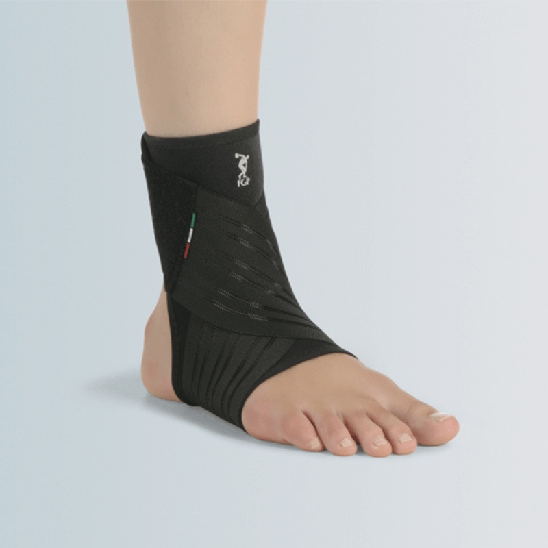 La Cavigliera con Bendaggio ad 8 è progettata per offrire stabilizzazione e supporto all'articolazione della caviglia. Realizzata con tessuto Sensitive® Fabric, questo prodotto combina elasticità, leggerezza, traspirabilità e aderenza per garantire comfort e flessibilità durante l'uso. Il bendaggio ad 8, costruito in materiale altamente elastico, fornisce un supporto supplementare e aiuta a mantenere la caviglia nella posizione corretta, riducendo il rischio di ulteriori lesioni.