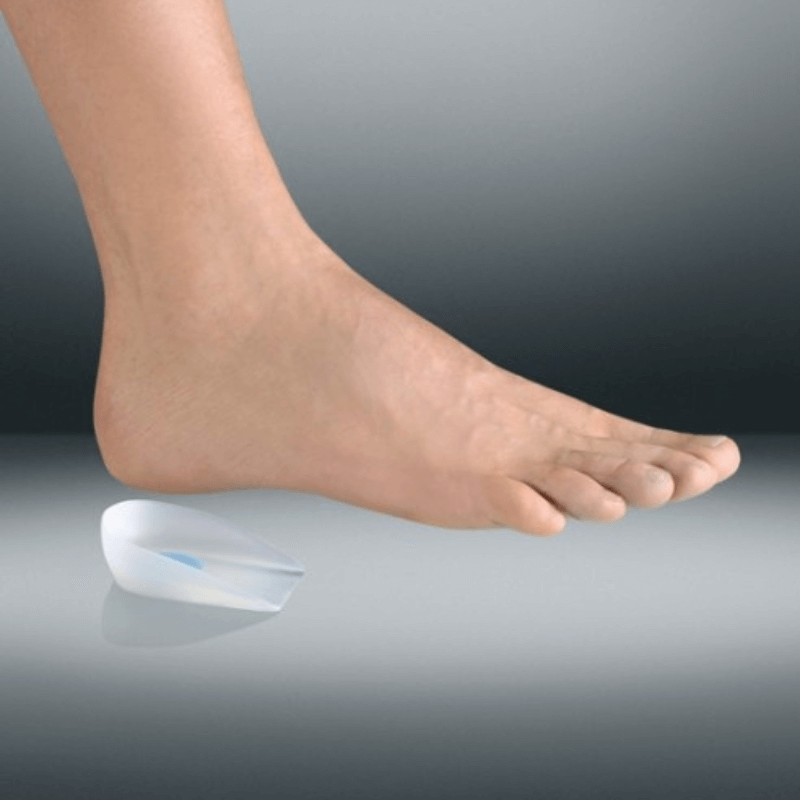 La talloniera in silicone offre un supporto efficace per chi soffre di tallonite e altri disturbi ortopedici dell'arto inferiore. Progettata con bordi stabilizzanti, garantisce un posizionamento preciso e confortevole, mentre lo scarico ad oliva nella zona calcaneare favorisce un'ottimale distribuzione del peso e allevia la pressione.
