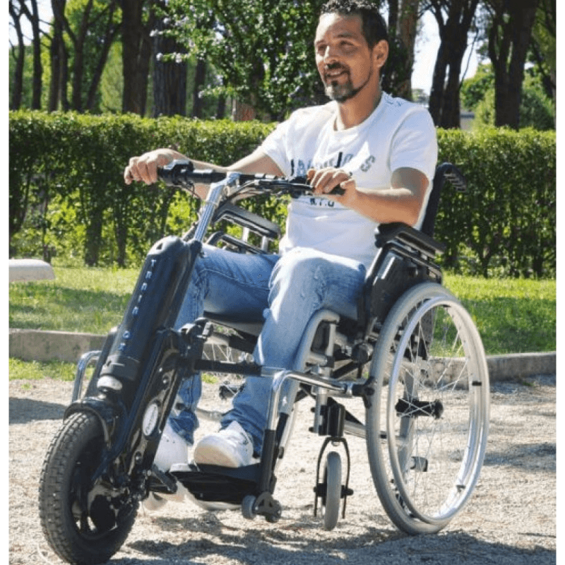 Il Train-OX rappresenta un'innovazione significativa, trasformando una carrozzina manuale in una motorizzata in pochi secondi. Ideale per chi cerca maggiore autonomia, è estremamente versatile e facile da usare, con agganci rapidi e intuitivi. Perfetto per l'uso quotidiano, offre una soluzione pratica per migliorare la mobilità personale.