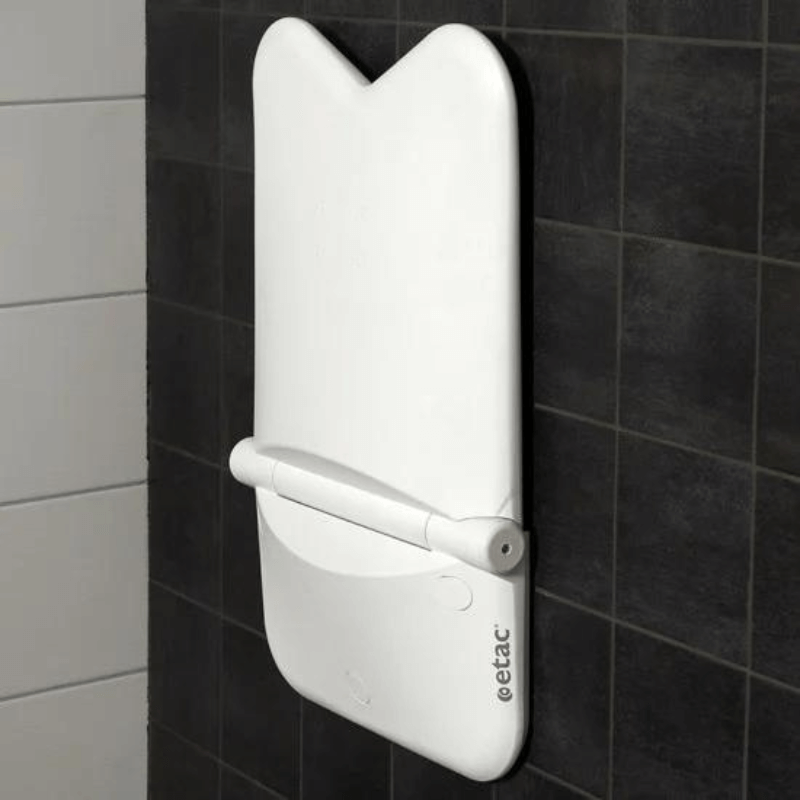 Il Sedile per Doccia Relax è un prodotto intelligente ed elegante che si ripiega comodamente appiattito sulla parete quando non è in uso. Questo sedile è stato progettato con un'attenzione particolare ai dettagli, offrendo un design minimalista scandinavo che dona al tuo bagno un aspetto più elegante e moderno.
