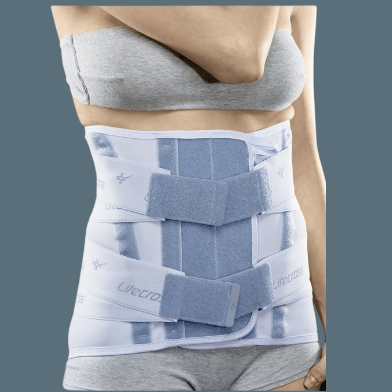 Il Busto Ortopedico Elastico Alto con Pelotte Rigide Termoformabili è un dispositivo medico di ultima generazione progettato per fornire stabilizzazione e supporto per il rachide lombare. Grazie al suo design innovativo e alla struttura in tessuto Sensitive®, questo busto offre elasticità, traspirabilità e un sostegno personalizzabile. Il tessuto Sensitive® è esclusivo, elastico, indemagliabile e antistatico, garantendo un'ottima vestibilità e un comfort superiore. Con uno spessore di appena un millimetro, è praticamente impercettibile sotto i vestiti.