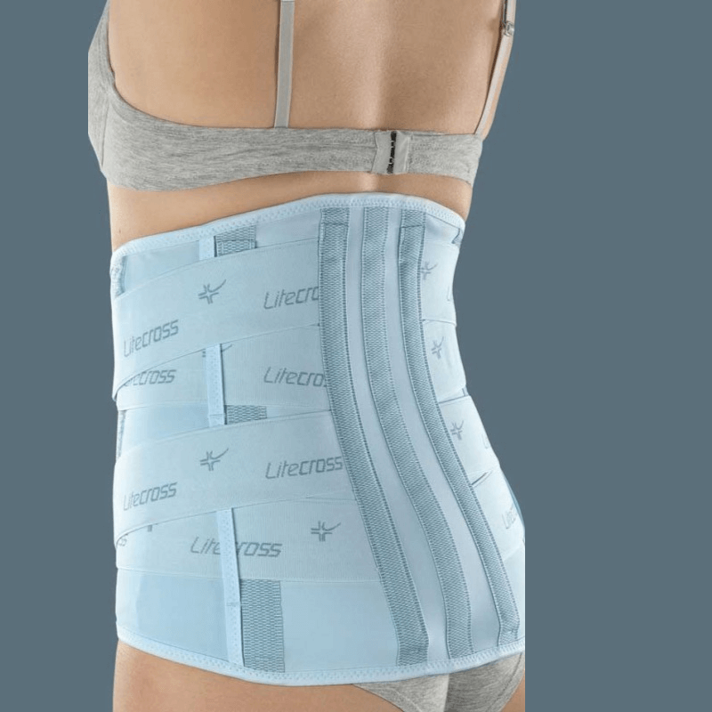 Il Busto Ortopedico Elastico Alto con Pelotte Rigide Termoformabili è un dispositivo medico di ultima generazione progettato per fornire stabilizzazione e supporto per il rachide lombare. Grazie al suo design innovativo e alla struttura in tessuto Sensitive®, questo busto offre elasticità, traspirabilità e un sostegno personalizzabile. Il tessuto Sensitive® è esclusivo, elastico, indemagliabile e antistatico, garantendo un'ottima vestibilità e un comfort superiore. Con uno spessore di appena un millimetro, è praticamente impercettibile sotto i vestiti.