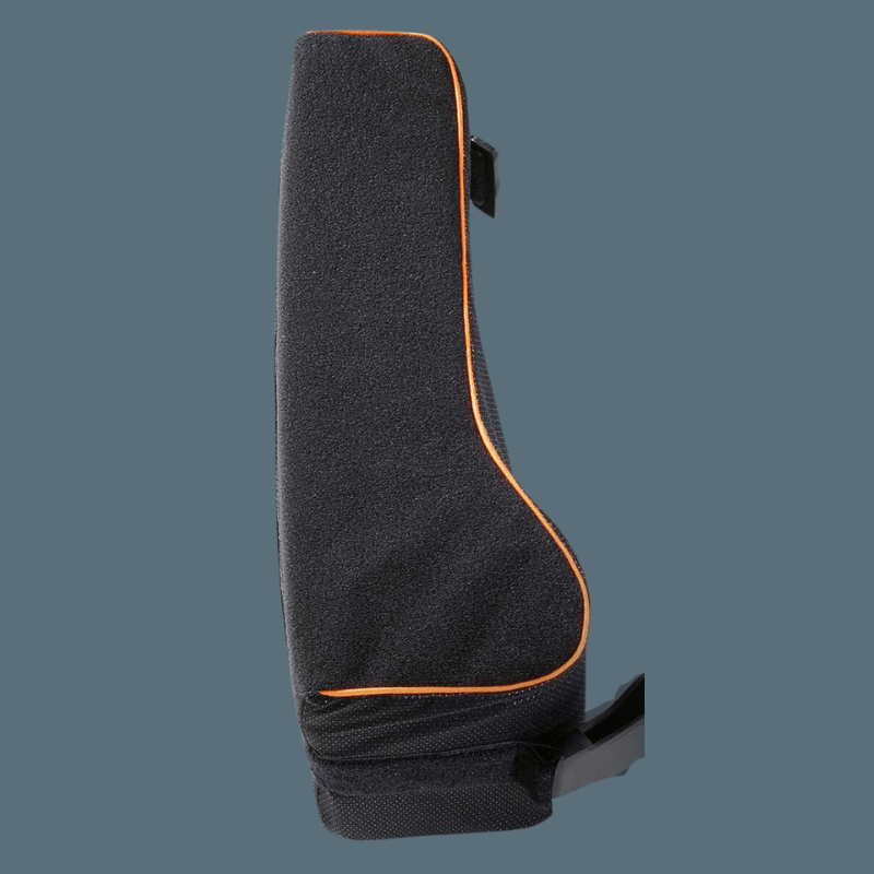 Il TOP-S 10° - Supporto con Spalla con Abduzione Fissa a 10° è un dispositivo medico progettato per offrire stabilizzazione e protezione a un arto immobilizzato. La struttura in gommapiuma ad alta densità , ricoperta di tessuto tramato in fibra d'argento, fornisce leggerezza e comfort, mentre la sacca reggibraccio in materiale traspirante garantisce una corretta ventilazione. Grazie alle cinghie di sostegno regolabili a velcro e alle fibbie, il dispositivo può essere facilmente regolato per ottenere la stabilizzazione ottimale, evitando movimenti inopportuni.