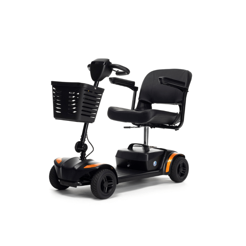 Il Vermeiren One è uno scooter compatto ed elegante, progettato per uso interno ma adatto anche per brevi spostamenti all'aperto. Grazie al suo design leggero e alla possibilità di smontarlo completamente, è facile da trasportare e riporre, rendendolo una soluzione ideale per chi ha bisogno di mobilità flessibile. Il sedile girevole facilita la salita e la discesa dallo scooter, migliorando l'accessibilità e la comodità d'uso.
