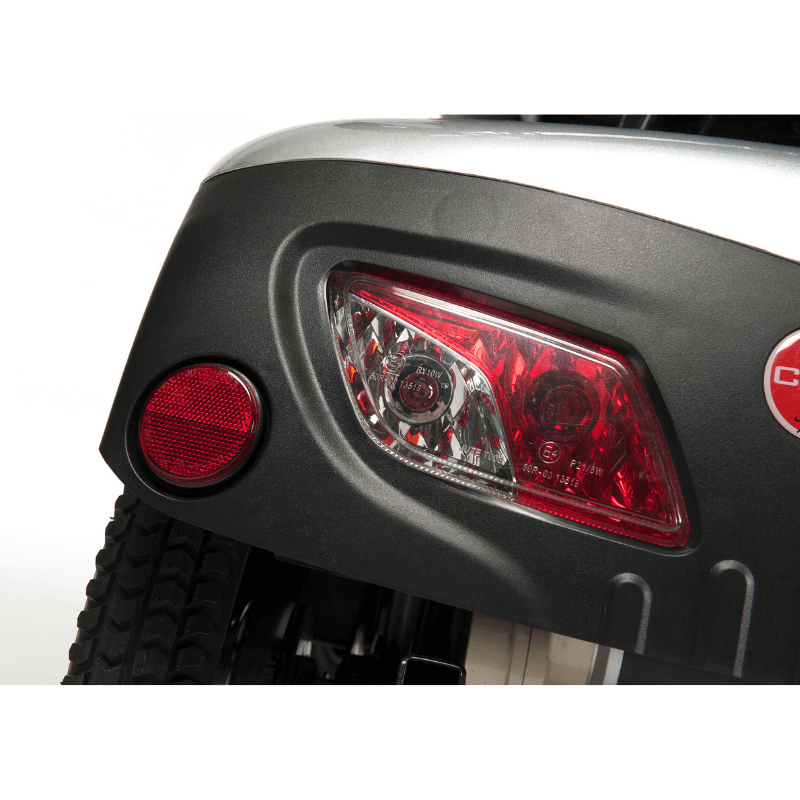 Lo Scooter Mod. Carpo 2 XD SE è uno scooter elettrico a quattro ruote gonfiabili, progettato per essere intuitivo e facile da guidare.