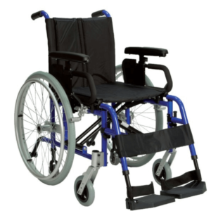 La Carrozzina Leggera Doppia Crociera offre mobilità e comfort in un design elegante e funzionale. Con il suo telaio pieghevole in alluminio disponibile nei colori blu o grigio metallizzato, è leggera ma robusta.