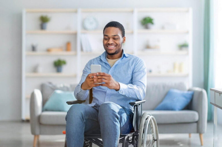 uomo disabile che chatta con mandaraortopedia